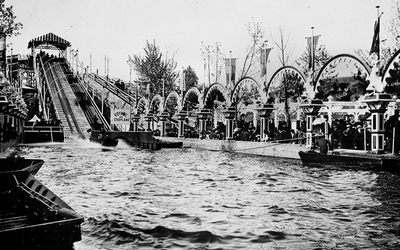 Les montagnes russes du parc d'attractions de Luna-Park, avenue de la Grande-Armée. Paris, 1912.