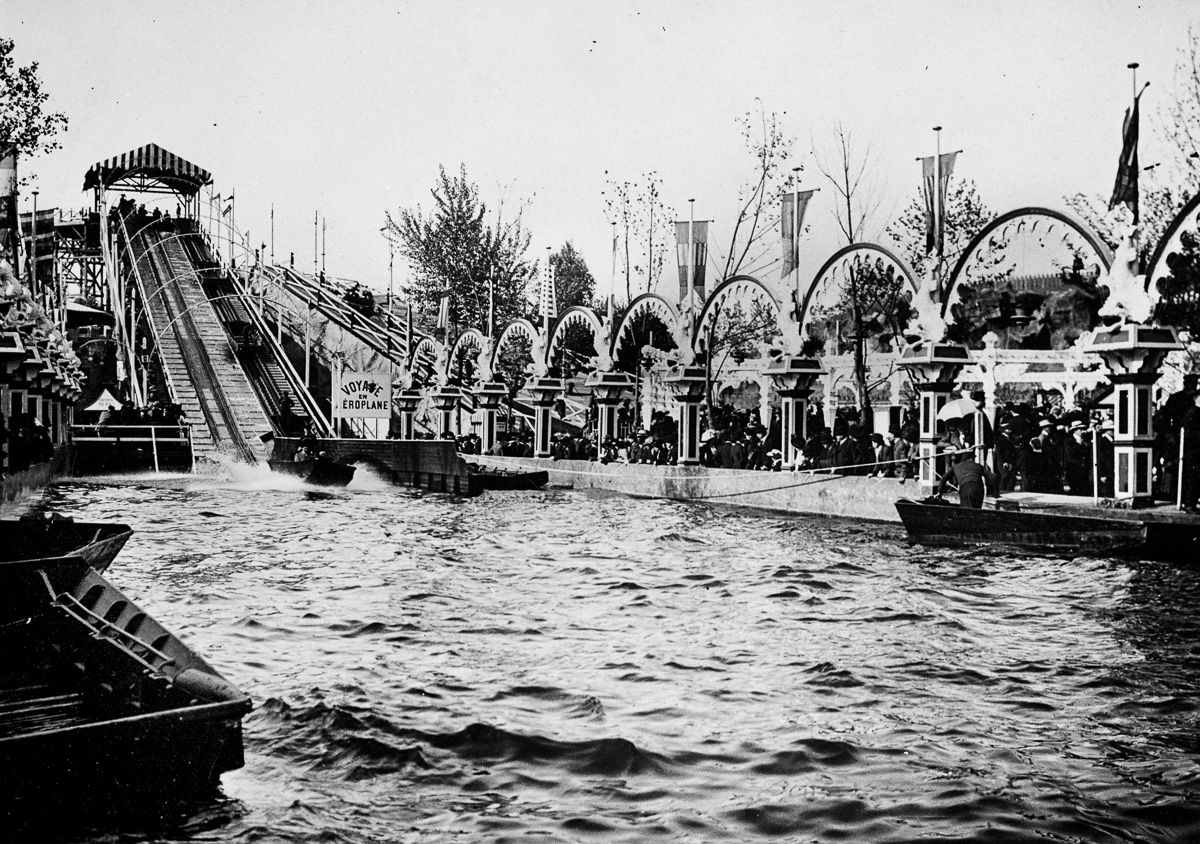 Les montagnes russes du parc d'attractions de Luna-Park, avenue de la Grande-Armée. Paris, 1912.
