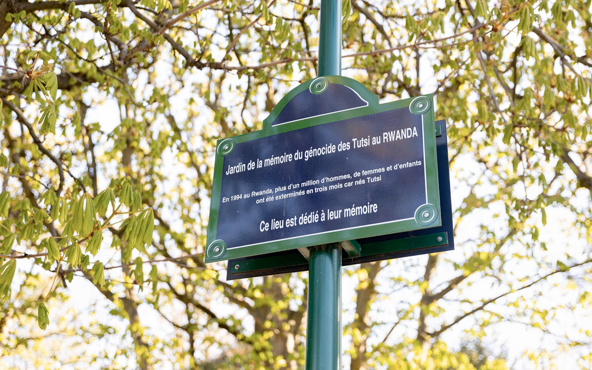 Commémoration du génocide des Tutsis dépôts de gerbes au parc de Choisy