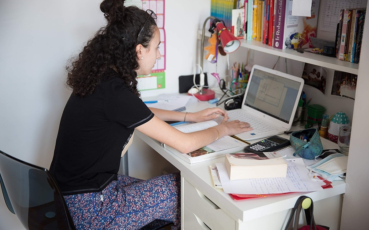 Une étudiante en télétravail