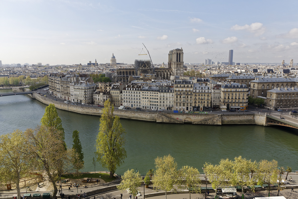 Après l'incendie du 15 avril 2019 depuis les toits de l'Hôtel de ville le 19 avril.