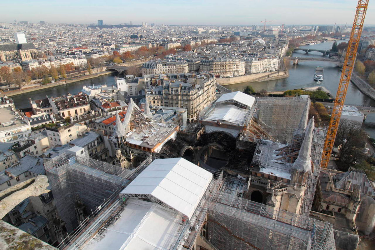 La croisée du transept dégagée de l’échafaudage sinistré. Novembre 2020.