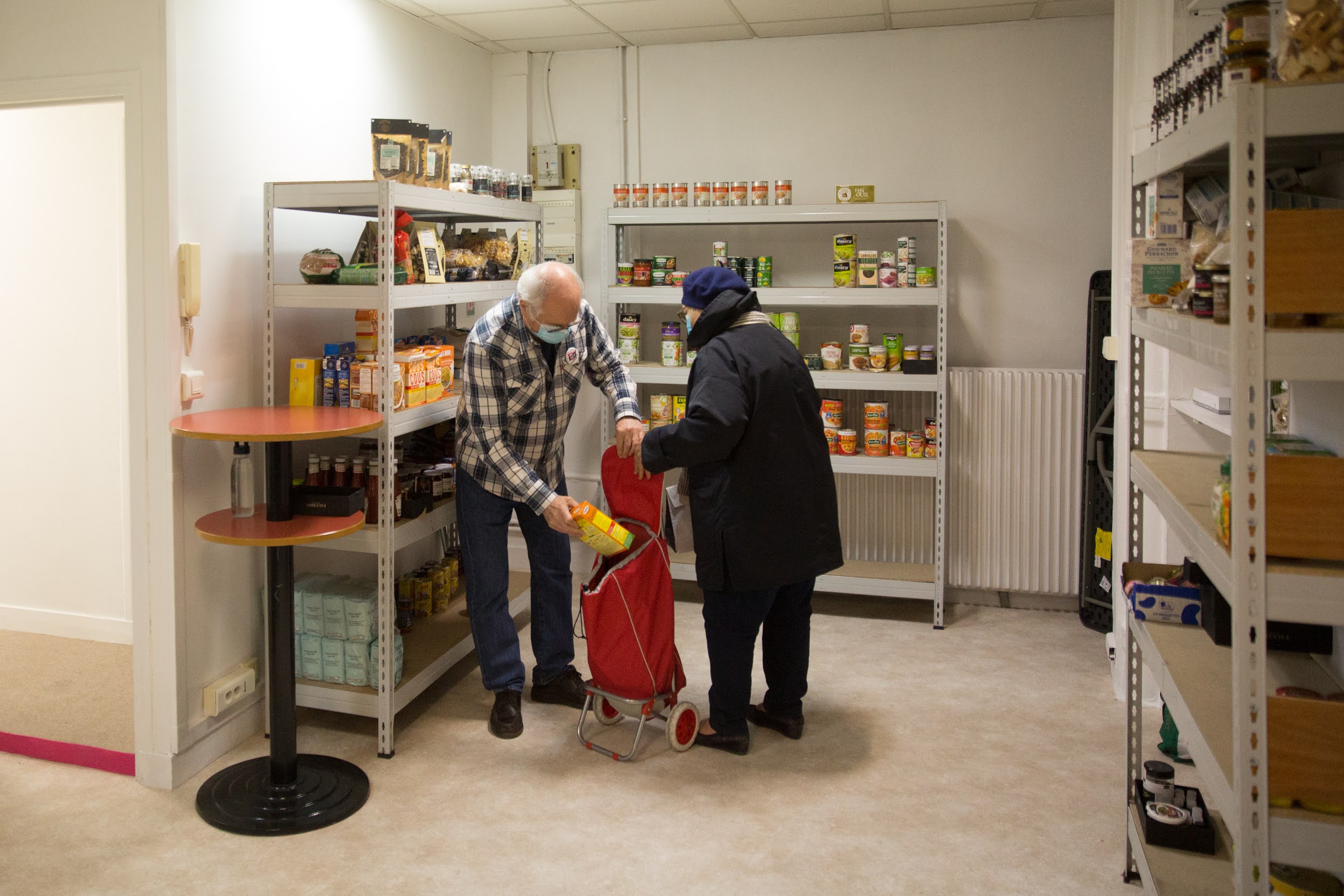Nueva distribución de alimentos para estudiantes y mayores de 64 años, a cargo del MIE y restos du coeur, 9