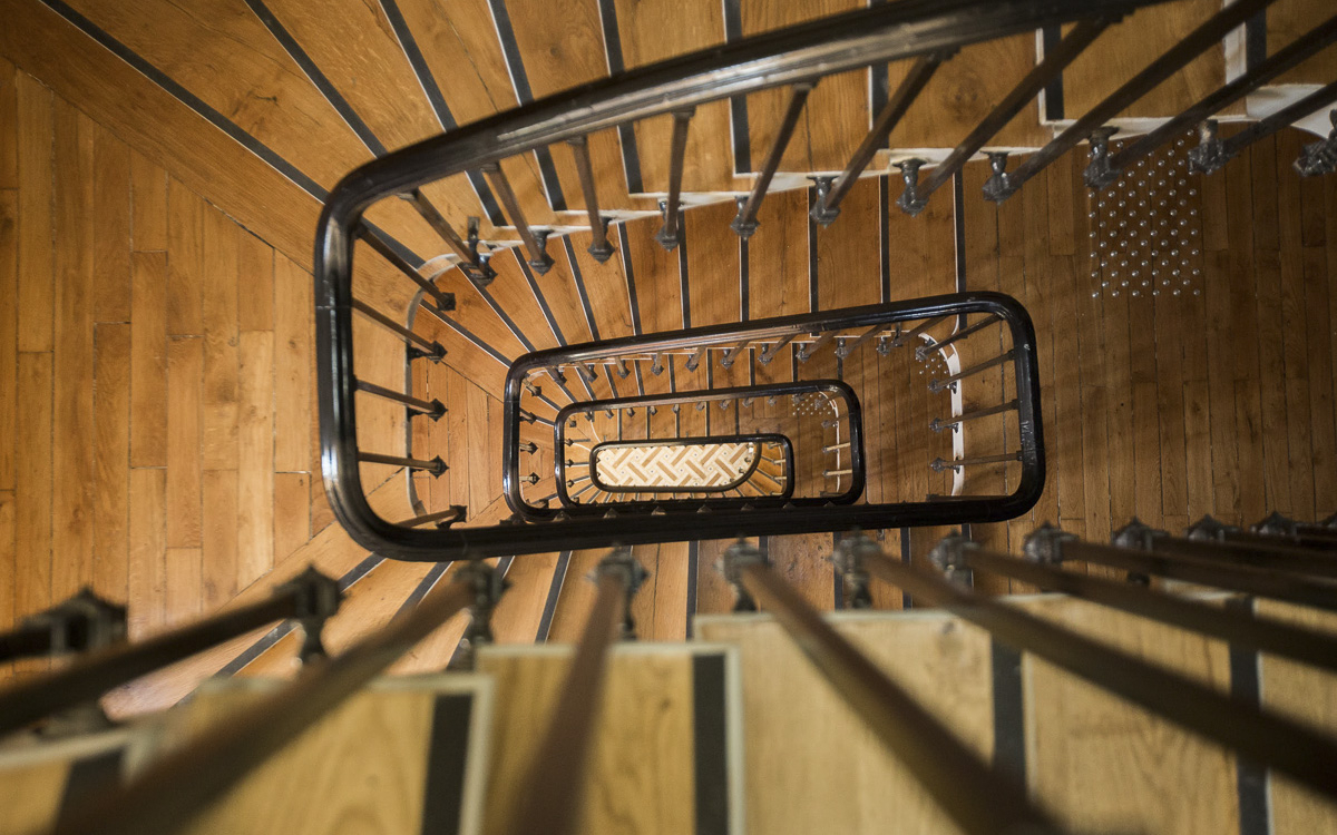 Escalier dans un logement social.