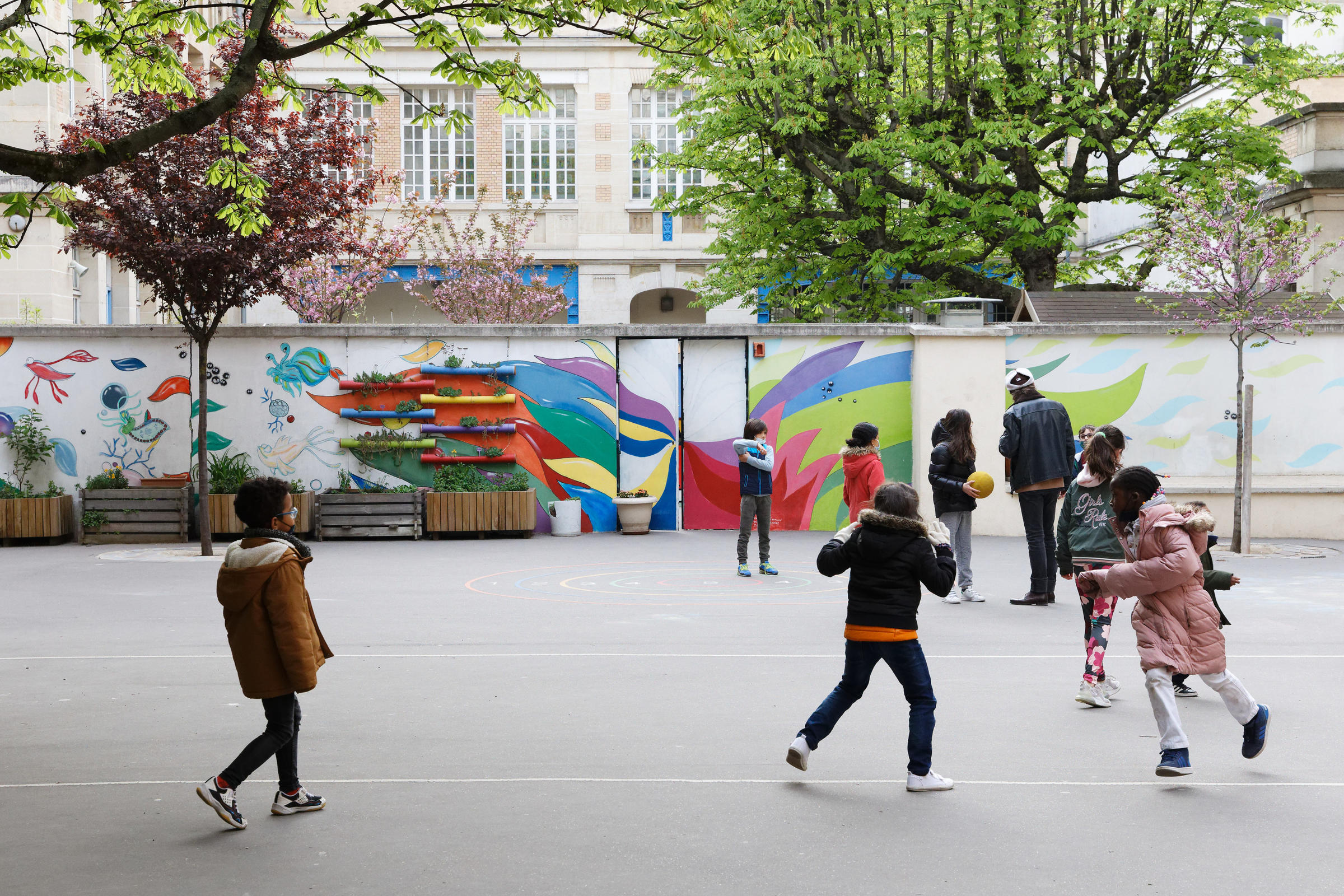 Des enfants jouent dans la cour.