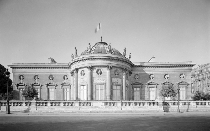 Hôtel de Salm (actuel Palais de la Légion d'honneur), 64 rue de Lille, vu depuis le quai Anatole France. Paris (VIIème arr.), juillet 1945.