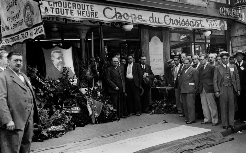 Marcel Cachin (1869-1958), homme politique français, au centre, lors d'une commémoration de l'assassinat de Jean Jaurès. Paris, la Chope du Croissant.