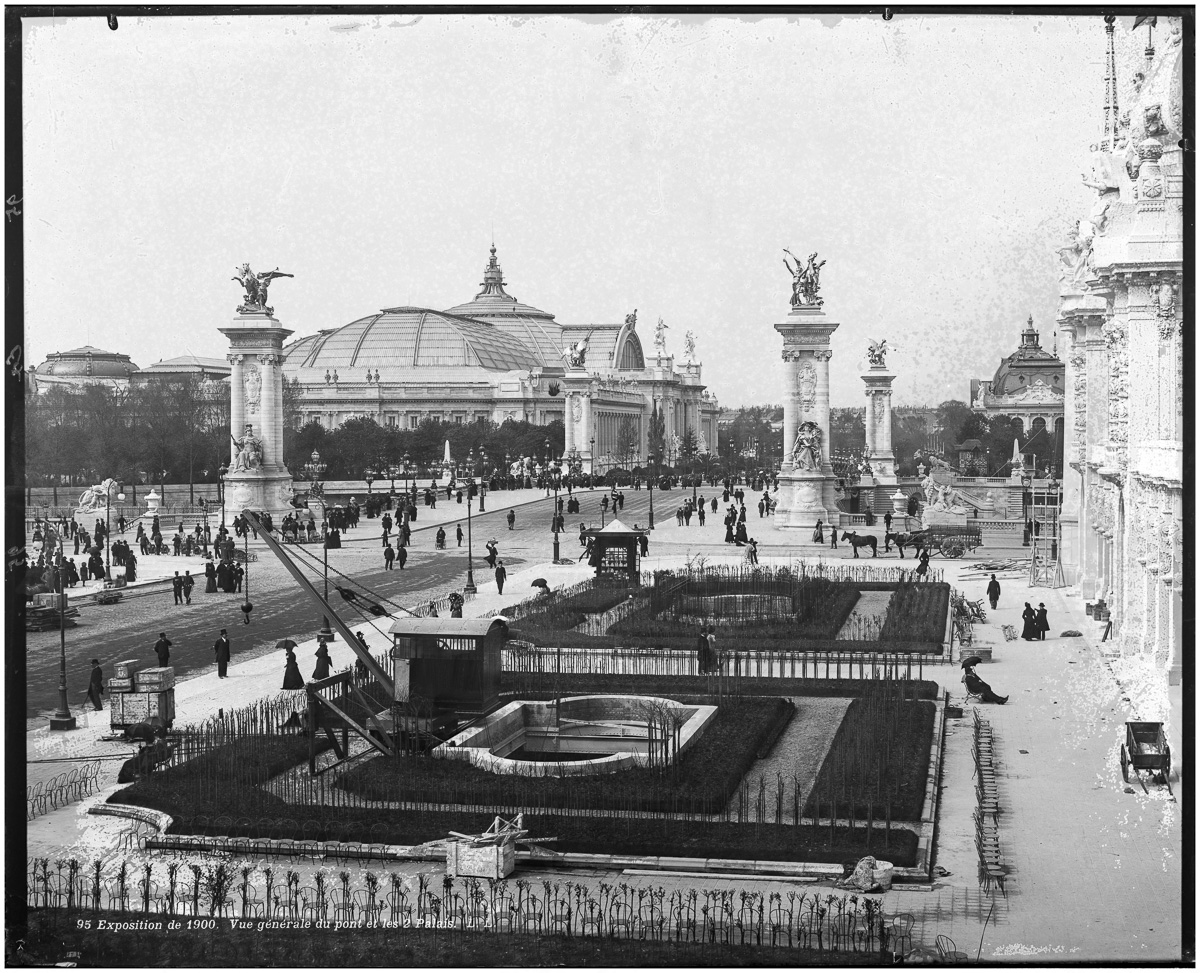 Exposition universelle de 1900. Le pont Alexandre-III et les Petit et Grand Palais. Paris (7e arr.), 1900.