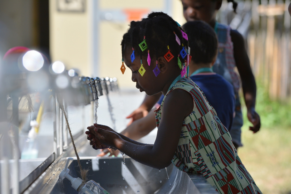 Espace nature et découverte les enfants lavent leurs mains et se rafraîchissent.