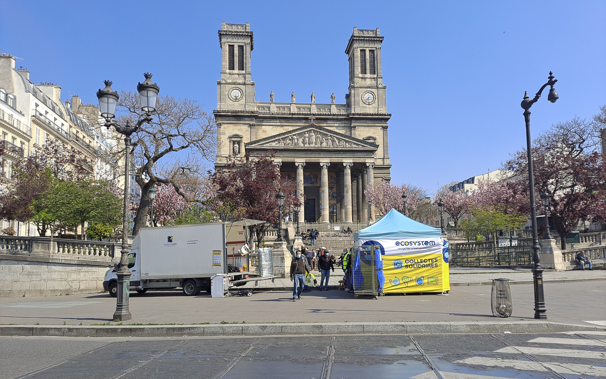 Collectes solidaire écosytem sur la place Frantz Liszt.9e arr.
