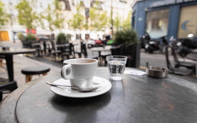 Café sur une terrasse