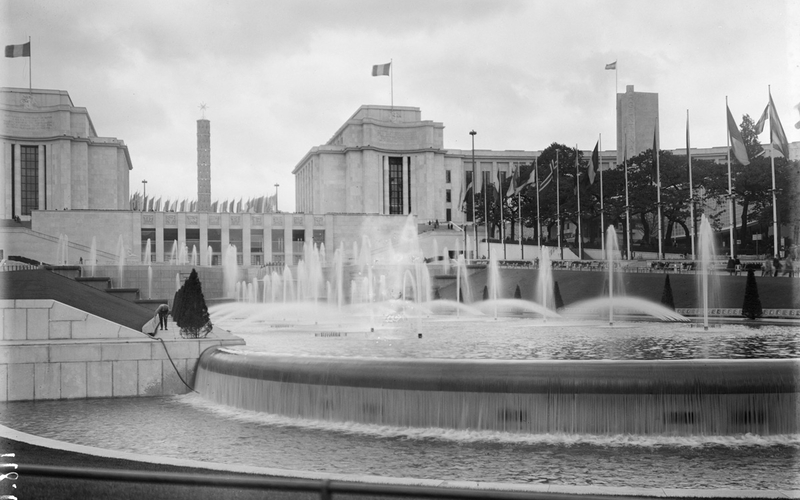 Exposition Internationale de 1937, Paris. Le palais de Chaillot et les fontaines.