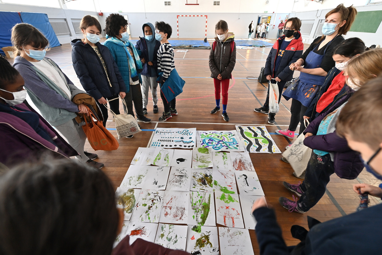 Journées des Arts Plastiques 2021 " Traces " les enfants se regroupent autour de leurs créations avec leur professeur pour faire un point sur les résultats obtenus. Gymnase Picpus 12e