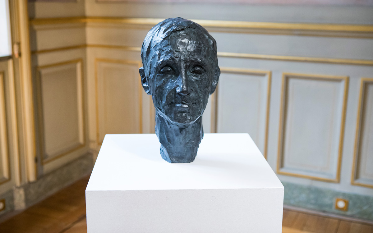 Remise du buste de Charles Aznavour à la Ville de Paris 