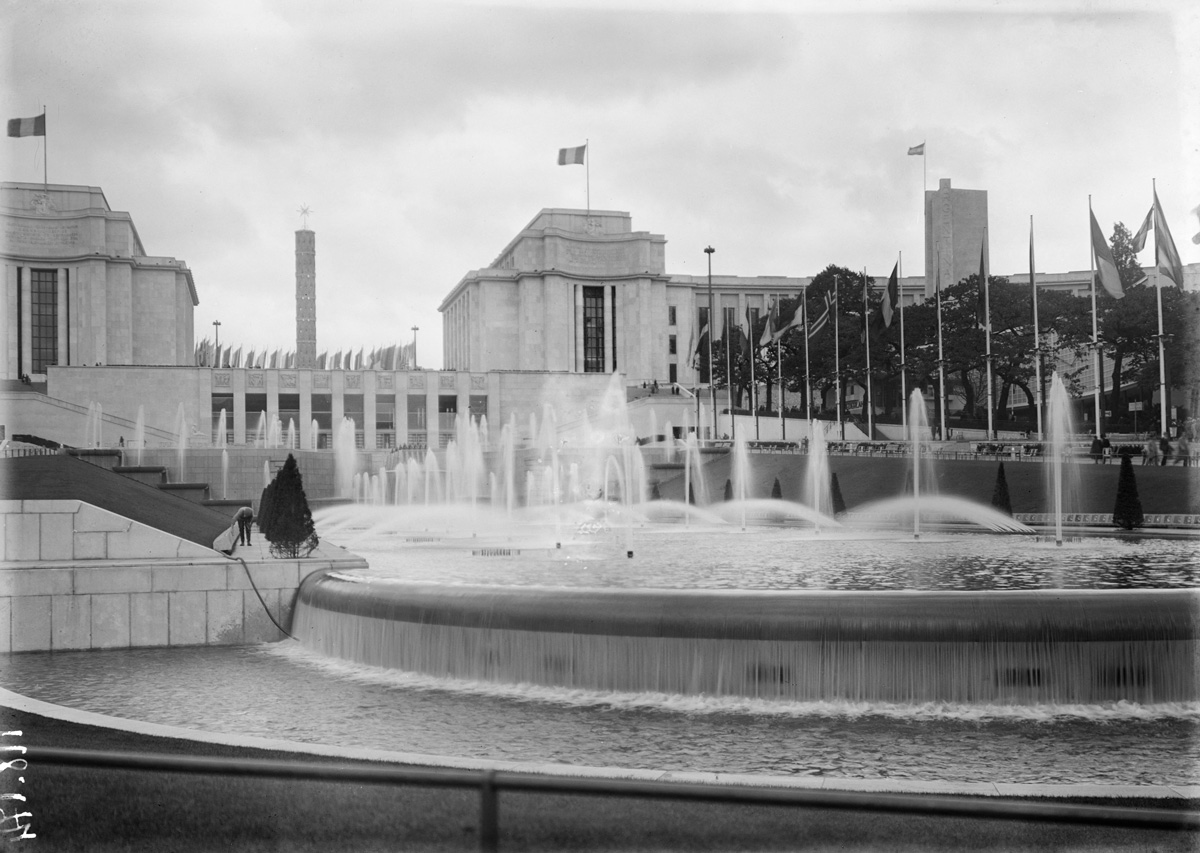 Exposition Internationale de 1937, Paris. Le palais de Chaillot et les fontaines.