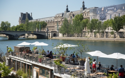 Terrasse au soleil sur une péniche.