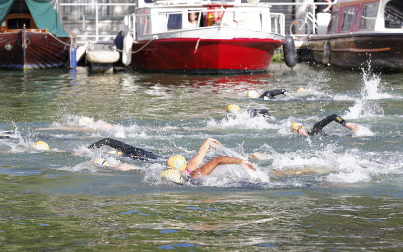 Course de nage libre dans le bassin de la Villette.