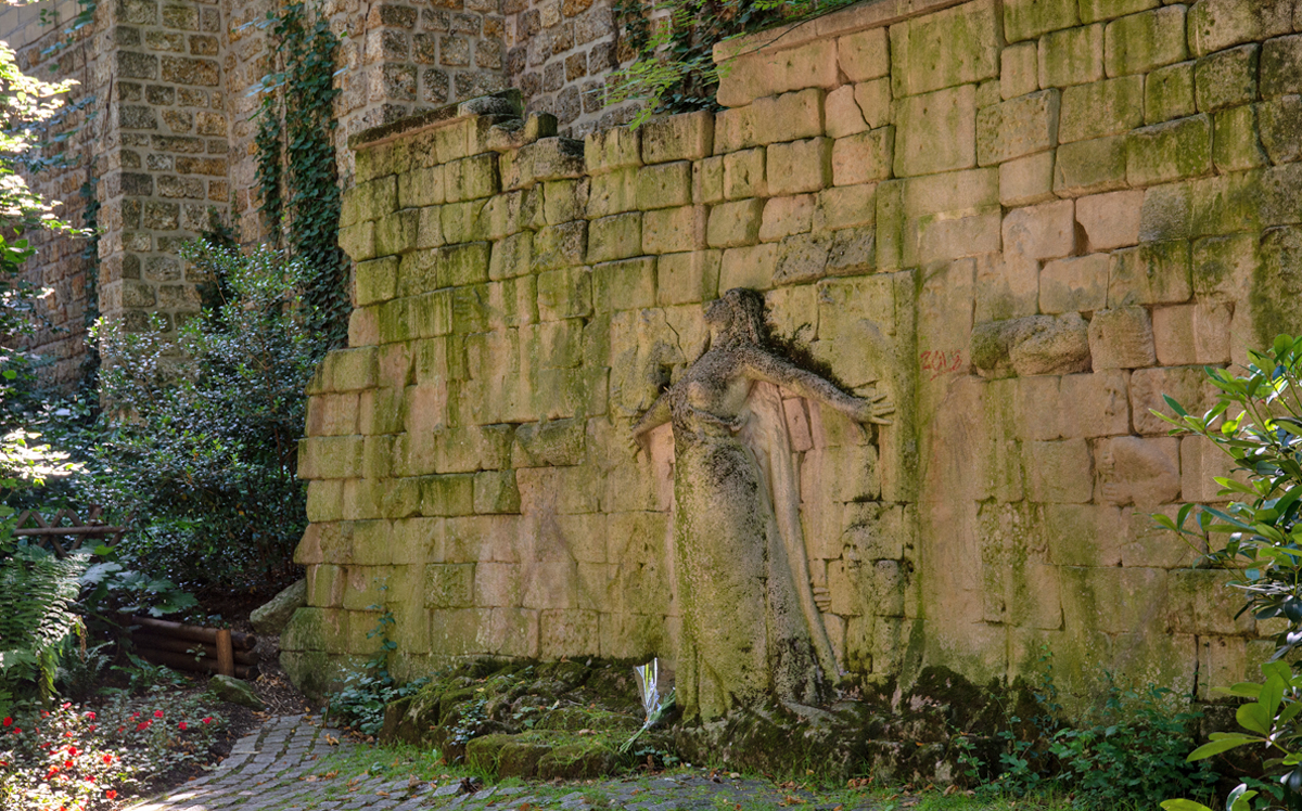 Dans le jardin Samuel de Champlain se trouve le Monument aux Victimes des Révolutions réalisé avec les pierres du mur historique des Fédérés 