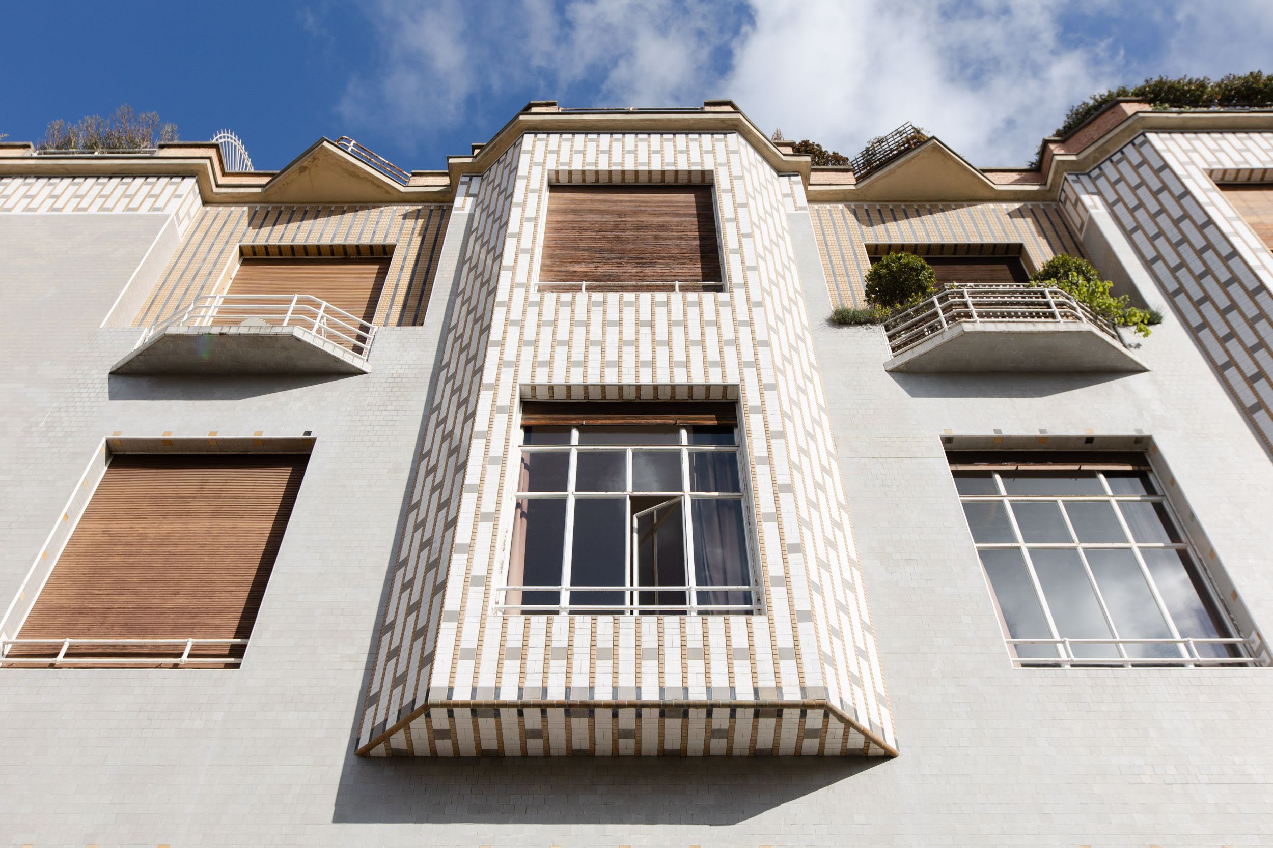 Le Studio Building est un immeuble situé dans le 16e arrondissement de Paris conçu par l'architecte Henri Sauvage. Il a été réalisé en 1929-1932