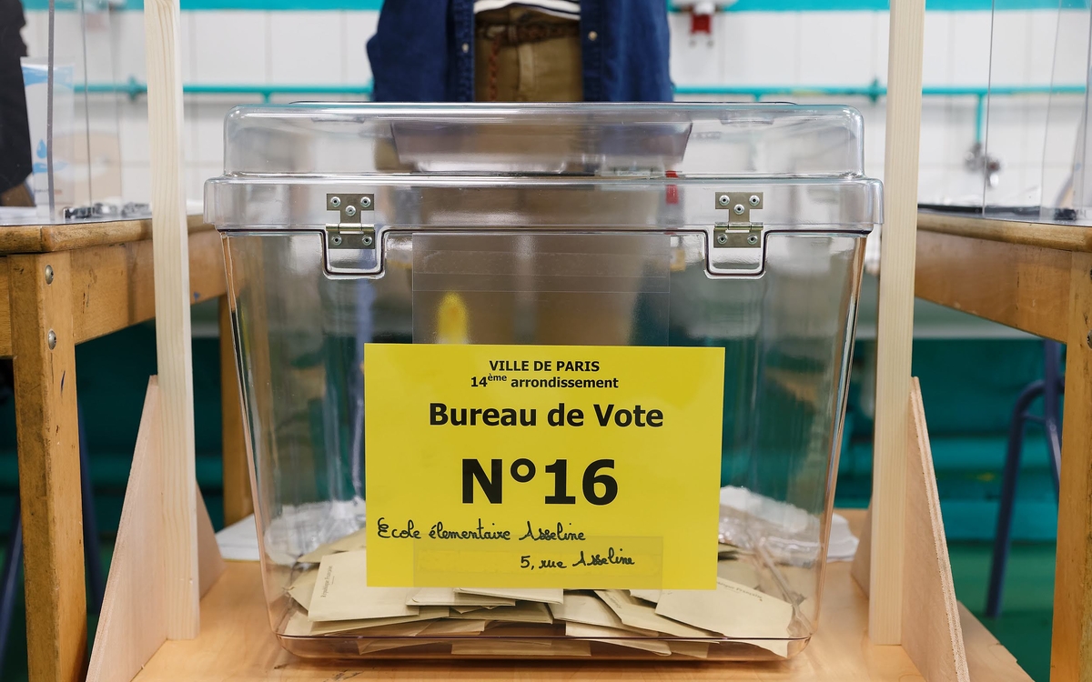 Urne dans un bureau de vote.