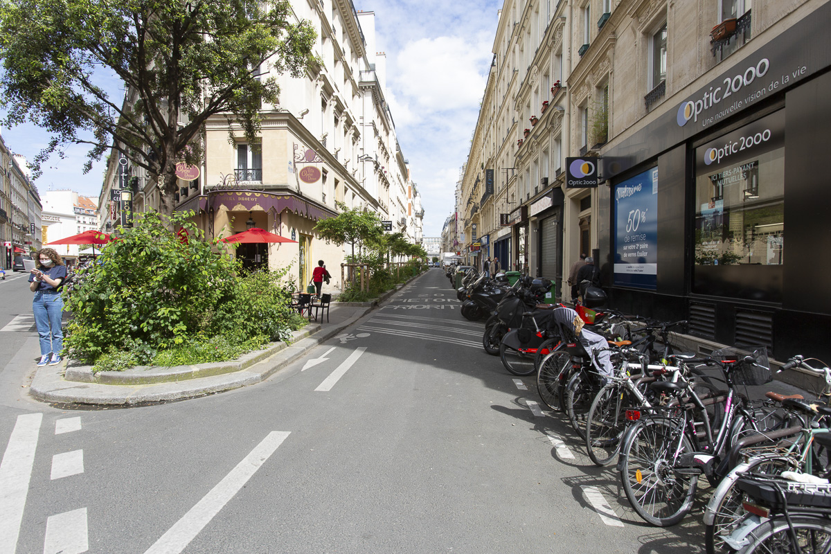 Jardinière sur trottoir rue de Montyon.