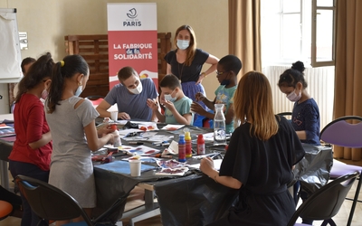 Atelier d'arts plastiques à la Fabrique de la Solidarité avec des enfants hébergés par le Samusocial de Paris
