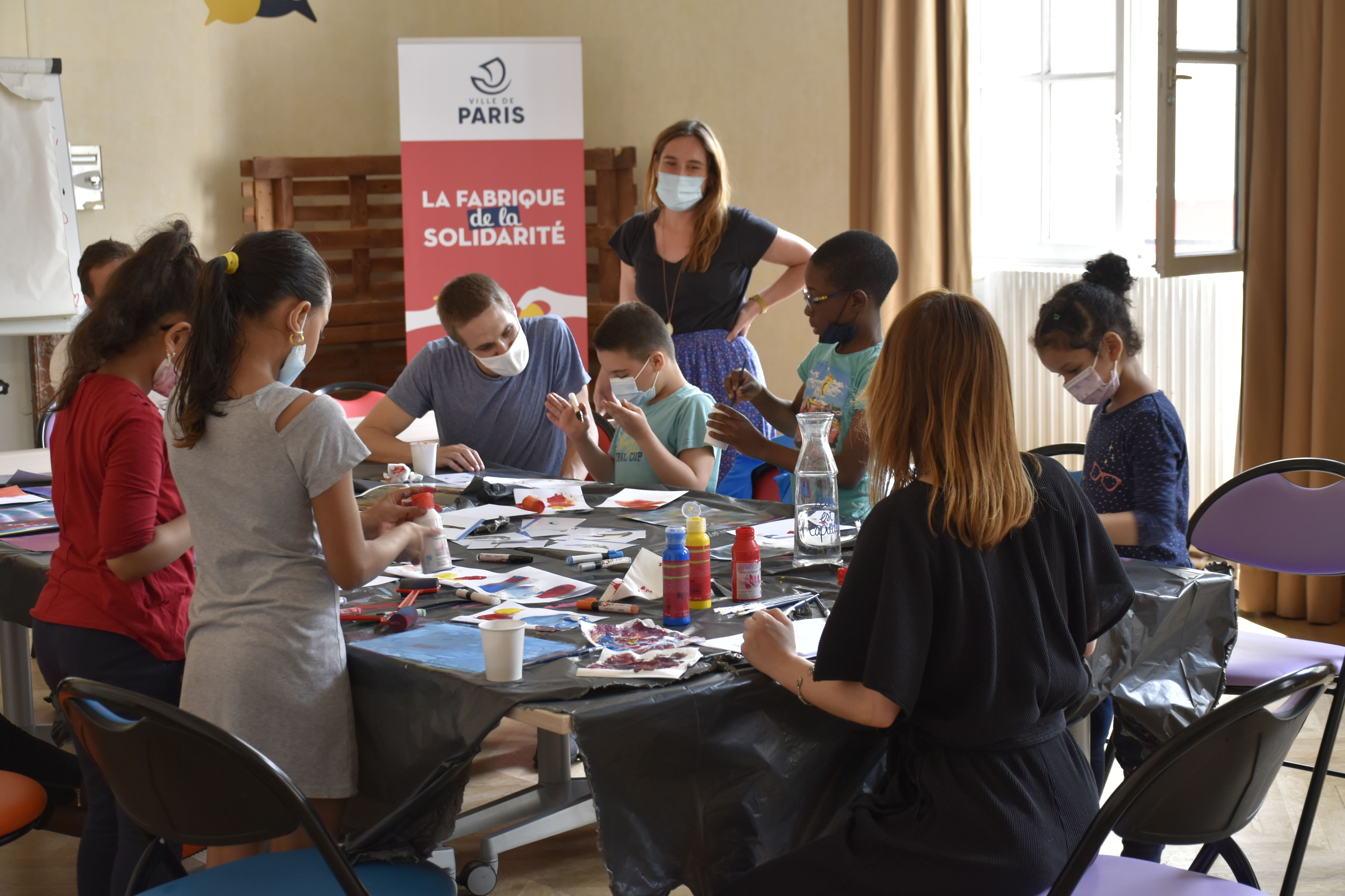 Atelier d'arts plastiques à la Fabrique de la Solidarité avec des enfants hébergés par le Samusocial de Paris