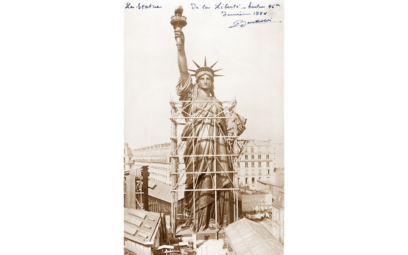 La statue de la Liberté dans les ateliers Gaget-Gauthier, à Paris.