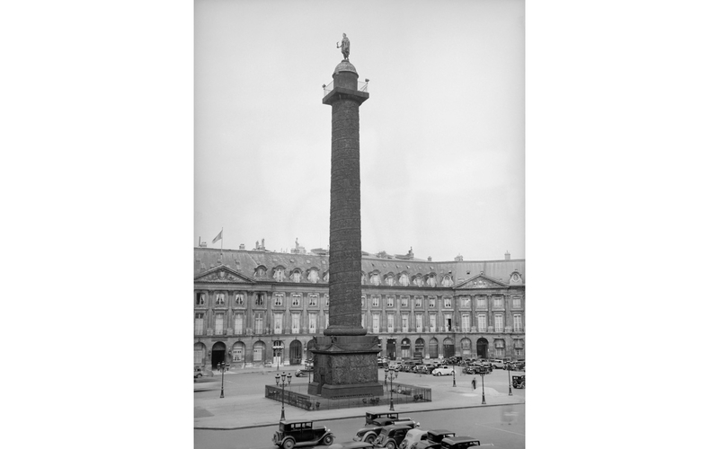 La place Vendôme, l'hôtel Ritz et, derrière la colonne à gauche, le ministère de la Justice. Paris (Ier arr.), années 1920.
