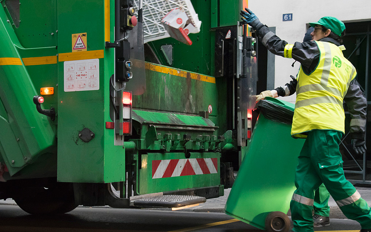 Poubelles qui débordent à Paris : qui gère la collecte et le traitement des  ordures ? - Le Parisien