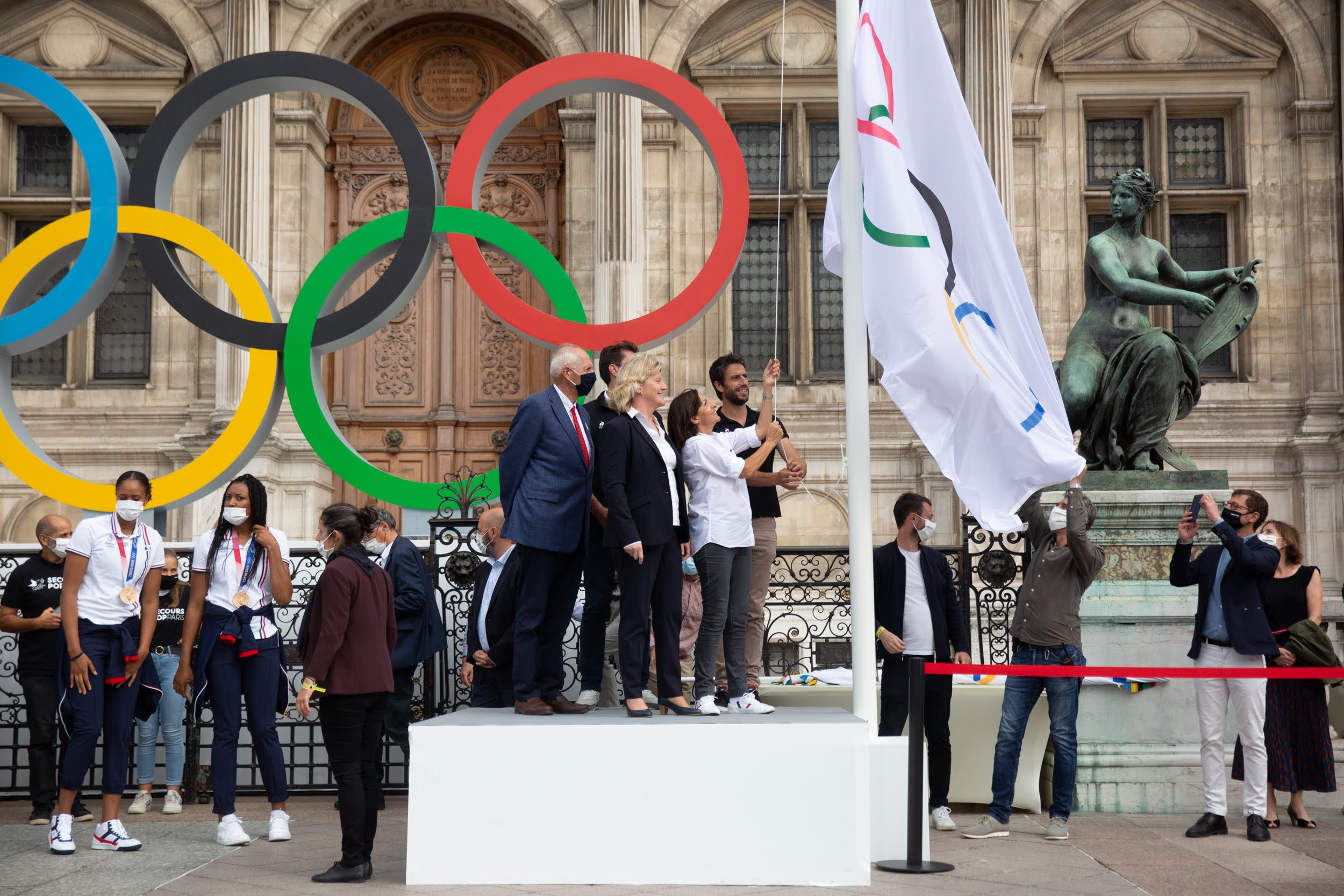 Le drapeau olympique à Paris lundi 9 août