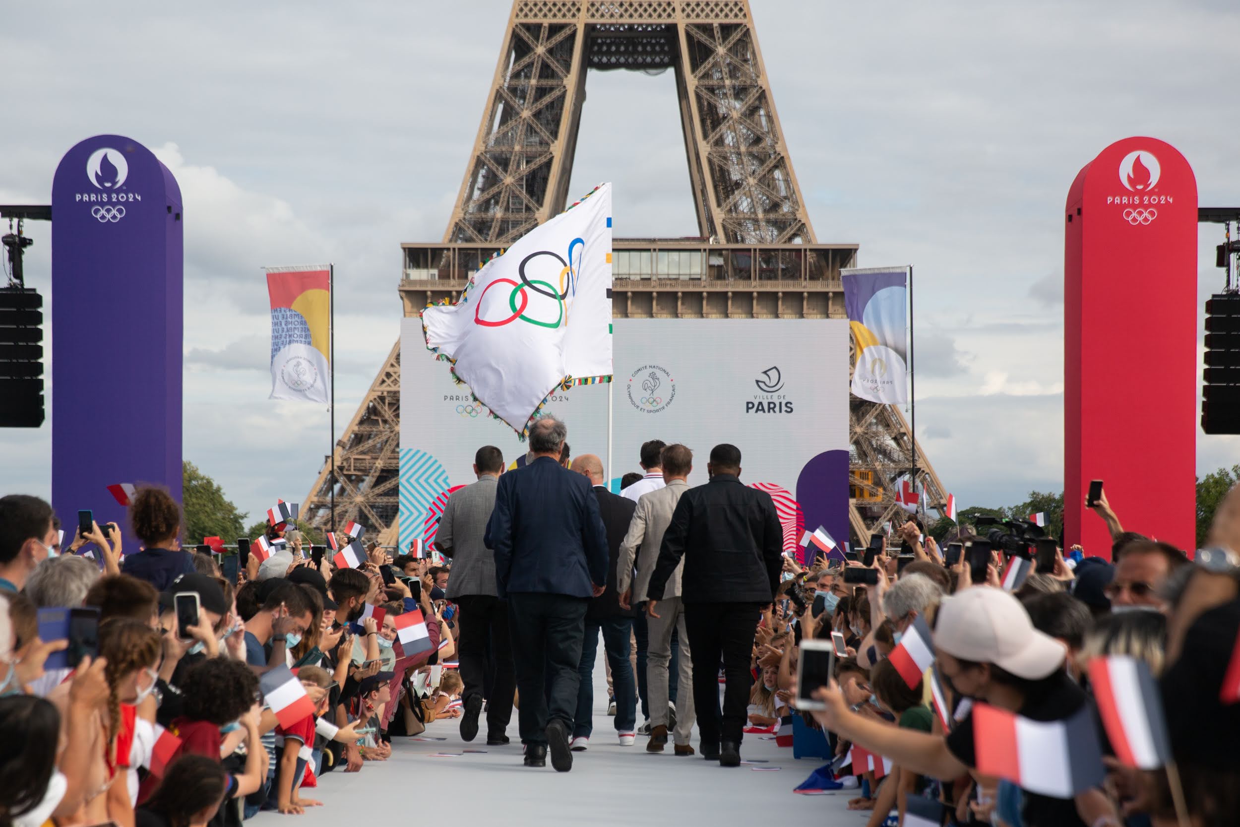 Paris 2024 : le drapeau officiel des Jeux Olympiques est arrivé en France  avec la dernière délégation de sportifs