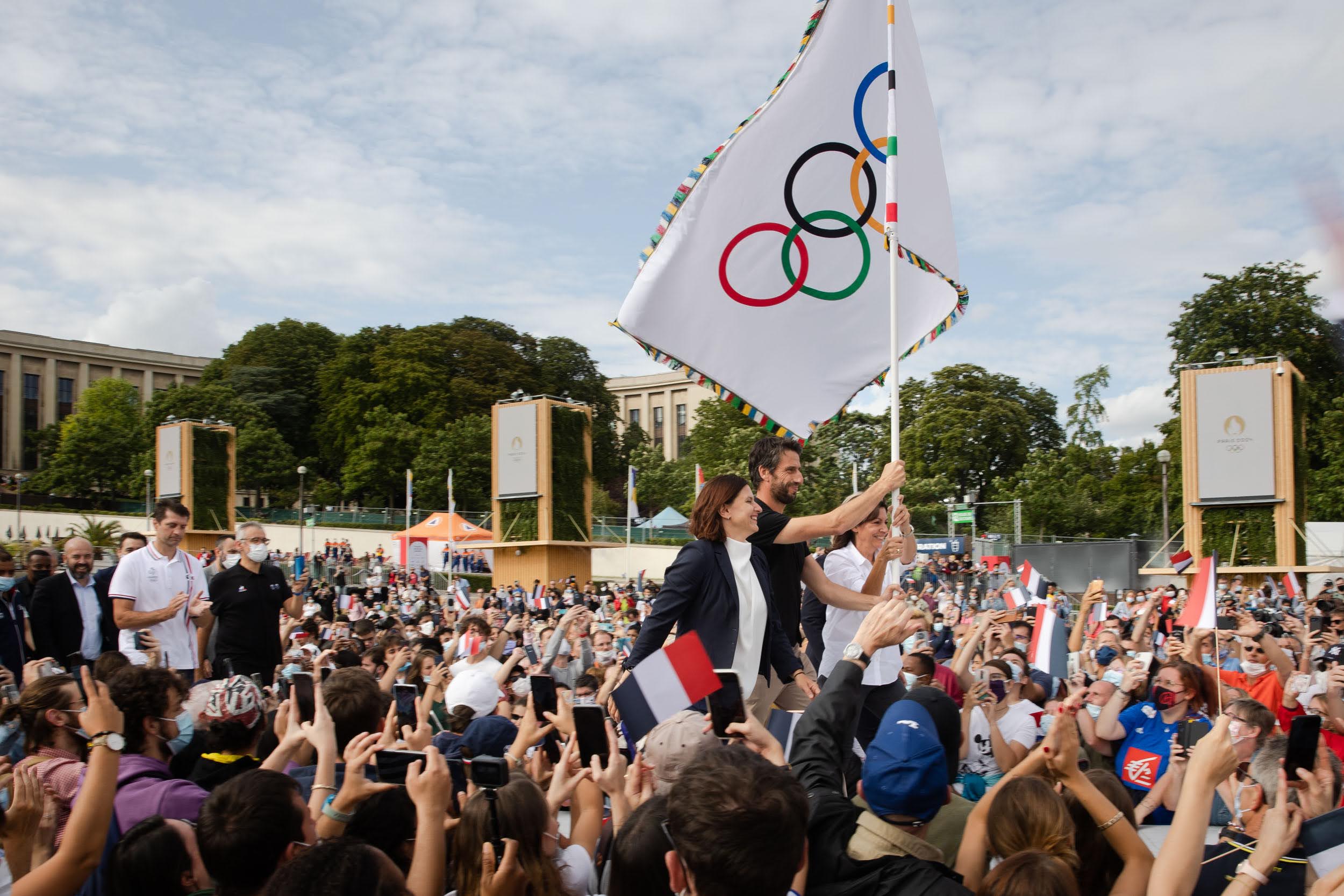 Le drapeau olympique flotte sur Paris