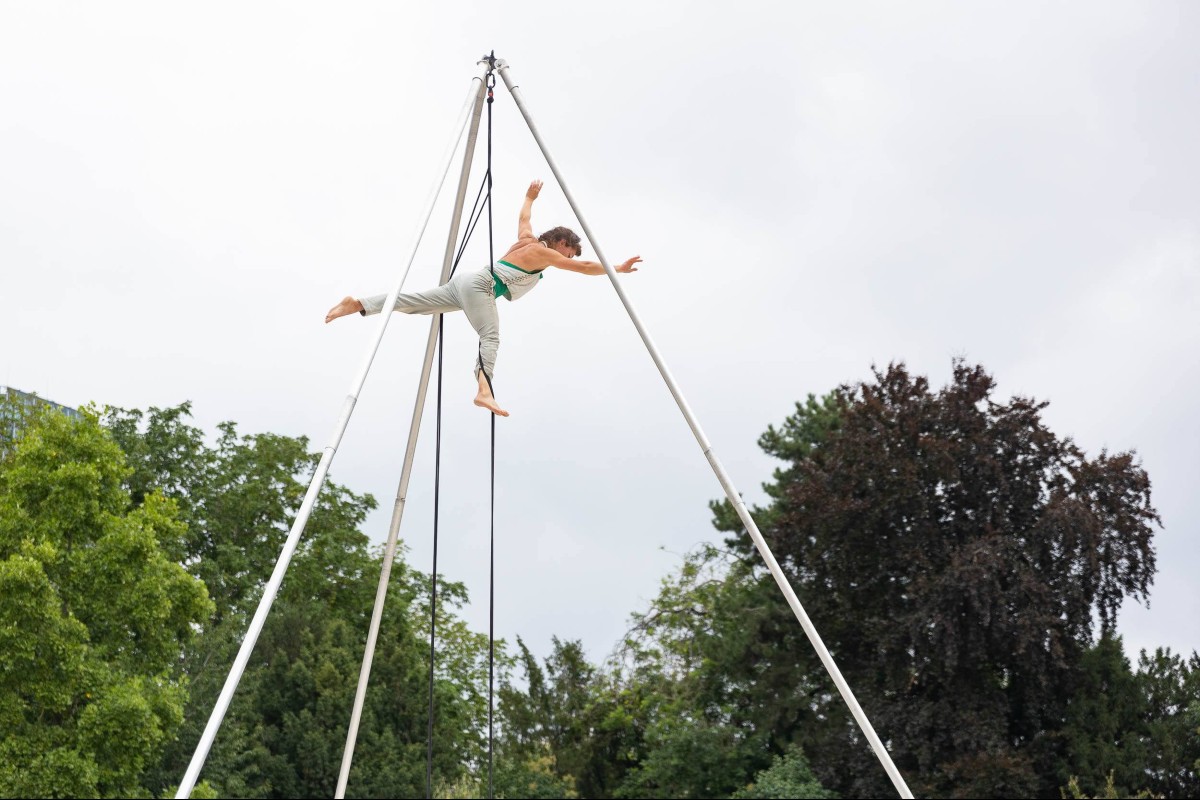 Dans le spectacle « Lichen », Pauline Barboux et Jeanne Ragu ont pris de la hauteur dans les Arènes de Lutèce.