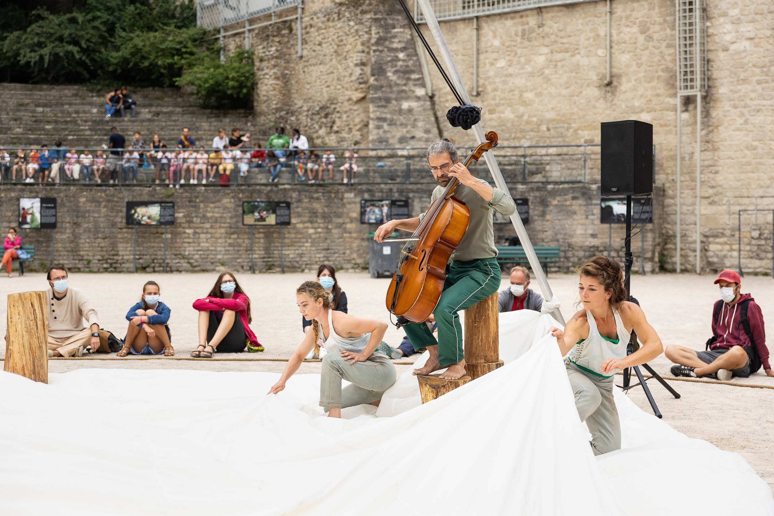 Elles étaient accompagnées par le violoncelliste Mauro Basilio.