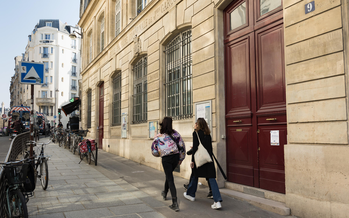 Collégiennes de dos dans la rue