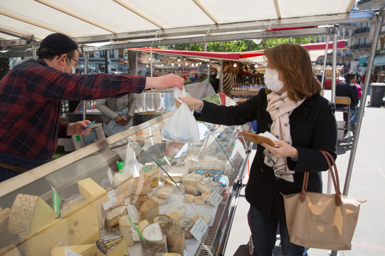 Cliente devant un étal de fromager