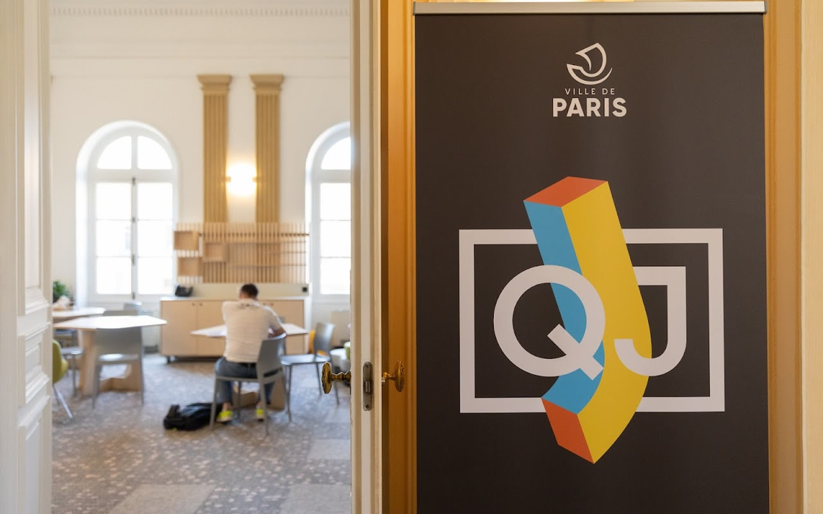 A gauche, étudiant assis à une table et à droite locaux QJ
