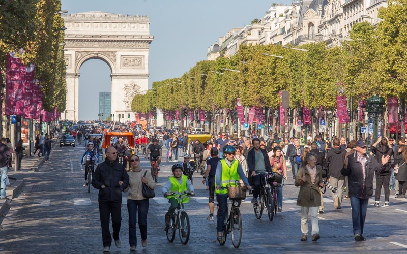 Piétons et cyclistes sur les Champs Elysées lors de la première journée sans voiture le 27 septembre 2015. voiture le 