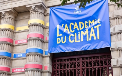 Affiche Académie du Climat devant la façade