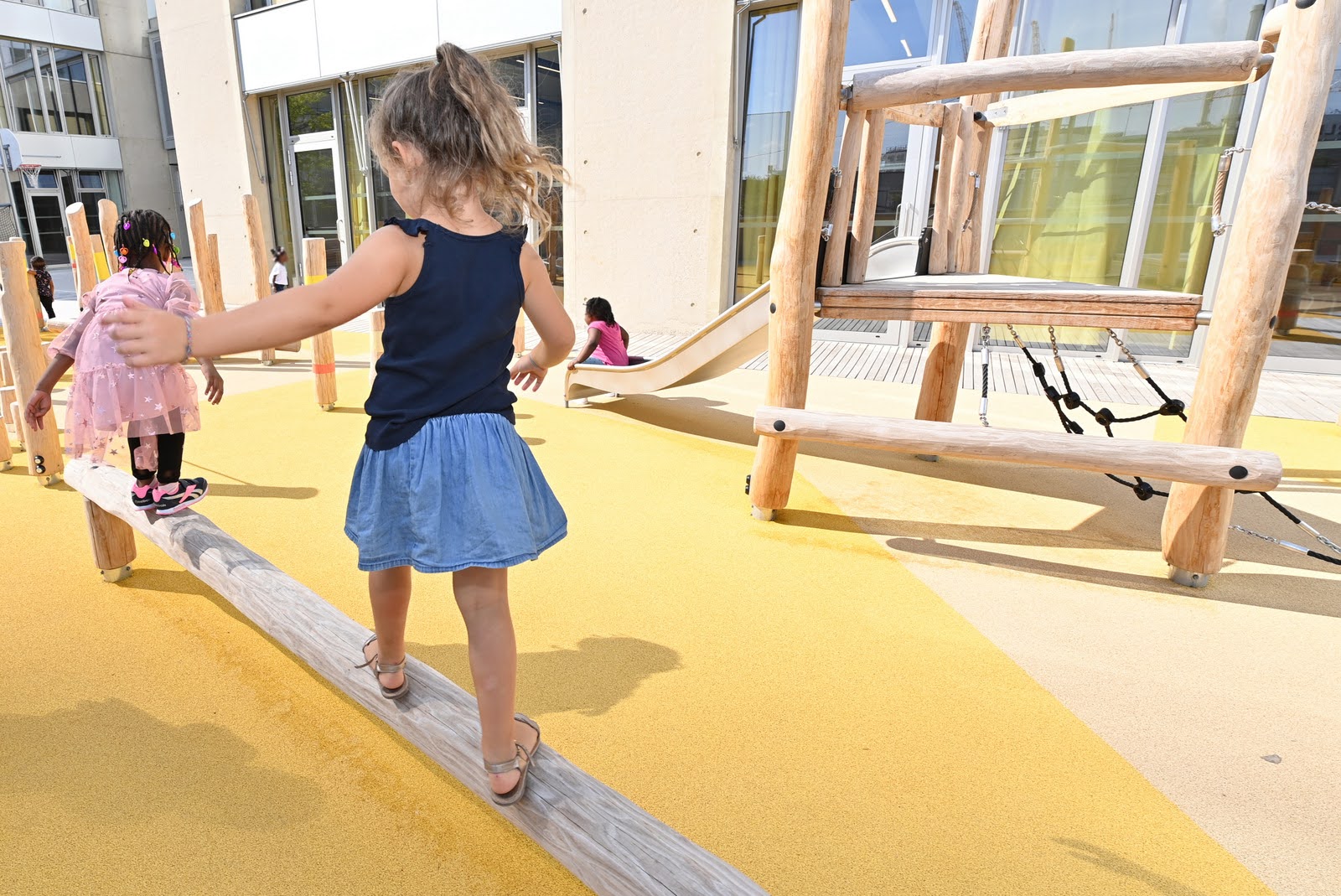 Nouvelle école Jean Simon 13e cour avec jeux pour enfants