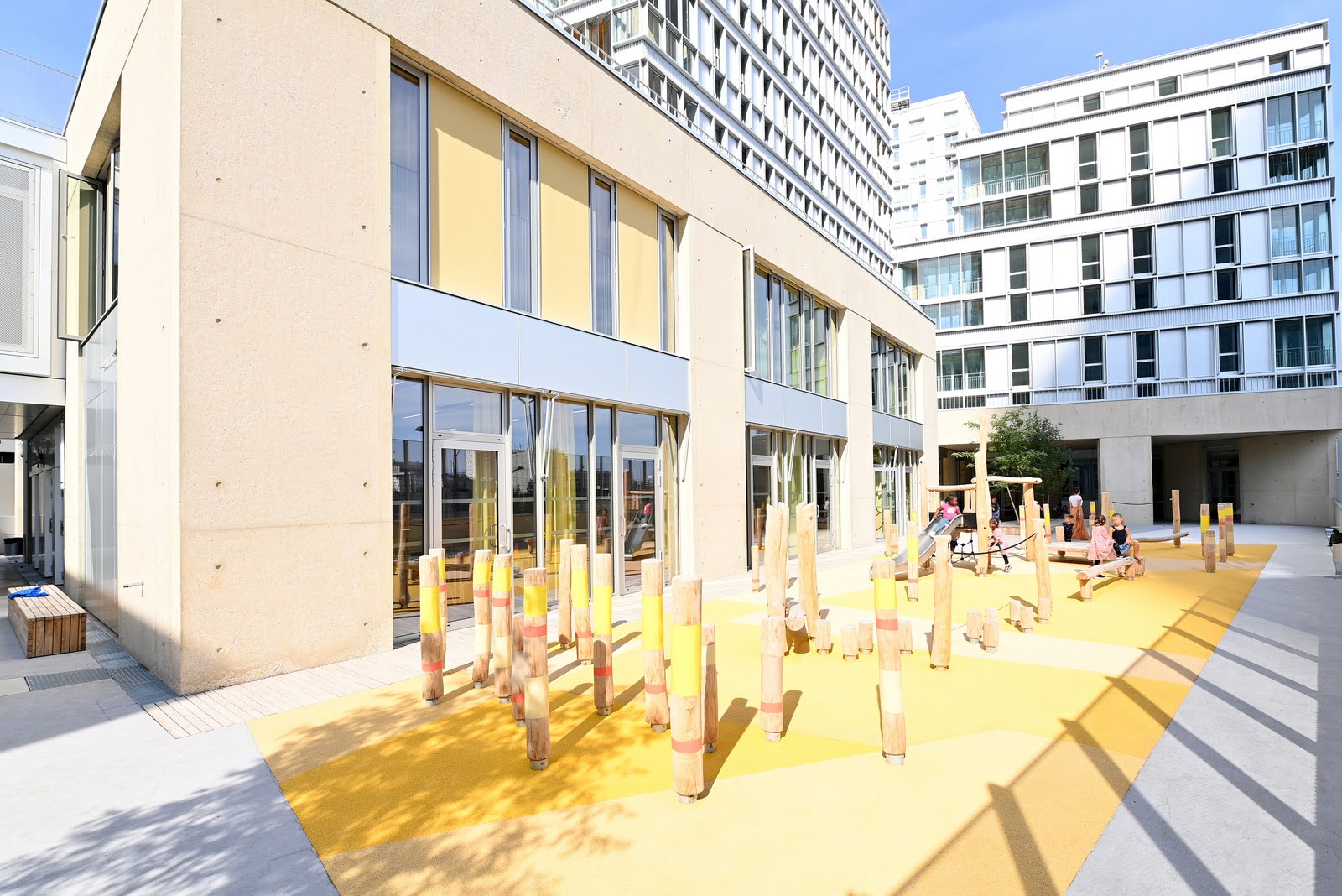 Nouvelle école Jean Simon 13e cour avec jeux pour enfants