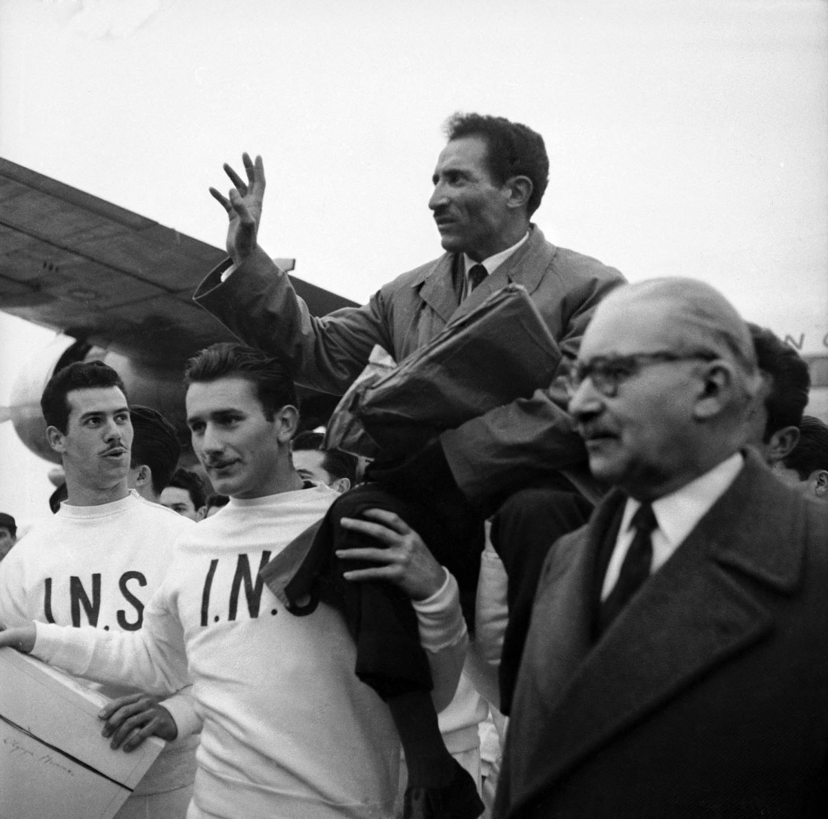 Alain Mimoun porté en triomphe par ses collègues de l'Institut National des Sports après son record victorieux au Marathon des Jeux Olympiques de Melbourne. Paris, le 12 septembre 1956.