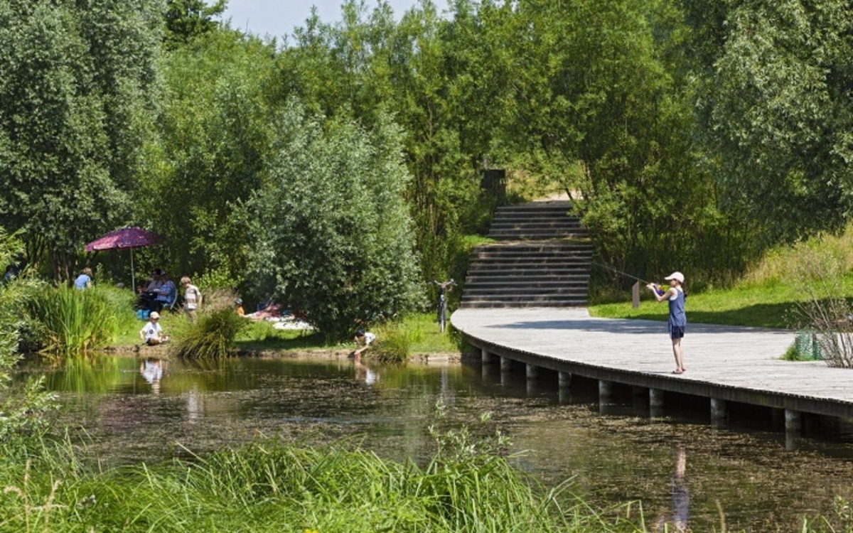 Un pêcheur au parc du Chemin-de-l'Île à Nanterre