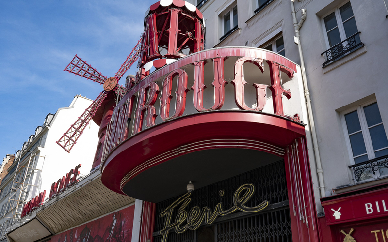 Le Moulin Rouge.