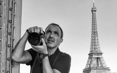 Nikos Aliagas sous le pont de Bir-Hakeim.