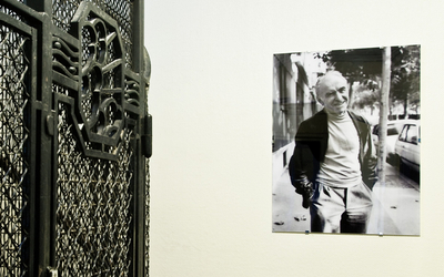 Atelier Robert Doisneau, 46 place Jules Ferry , 92120 Montrouge, au pied de l' escalier qui mène à l' atelier du célèbre photographe, un de ses portraits vous accueille