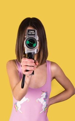 Femme avec caméra Canon