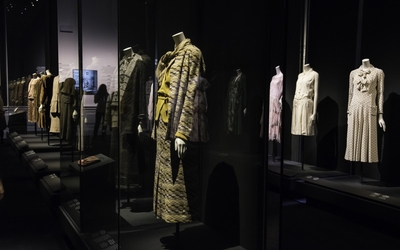 Vue de l'exposition "Gabrielle Chanel, manifeste de mode" au Palais Galliera