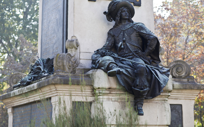 Statue de d’Artagnan, place du Général Catroux (17e)
